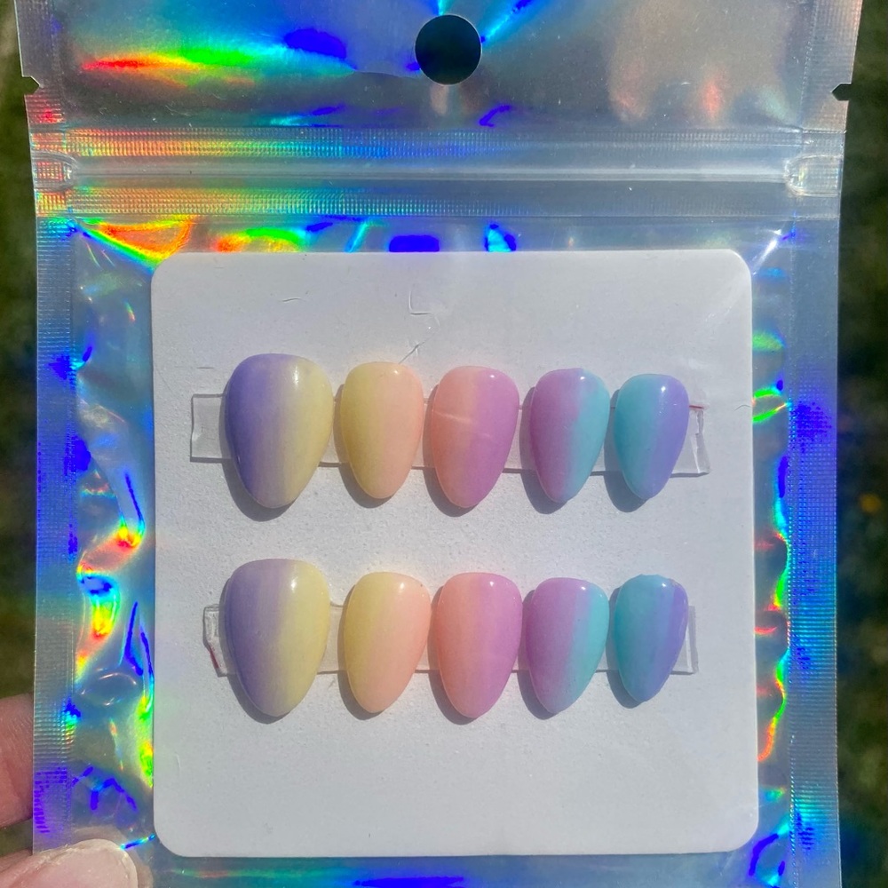 Luxury Press On Nails Vertical Ombré Pastel Short Almond Nail